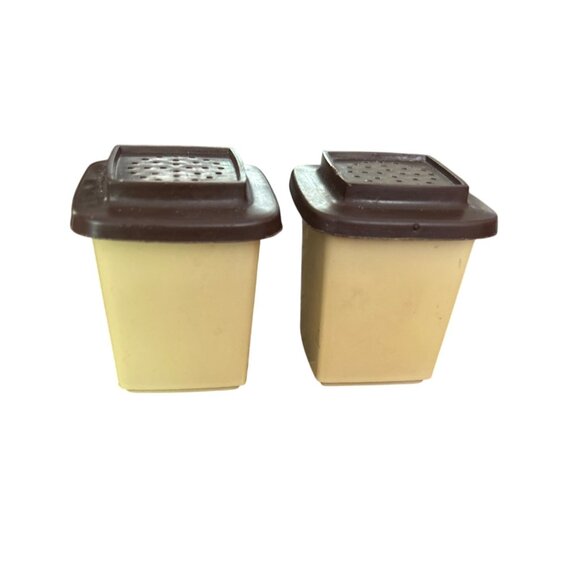 Vintage Sterilite Tan & Brown Salt & Pepper Shakers Set With Lid - Picture 2 of 4